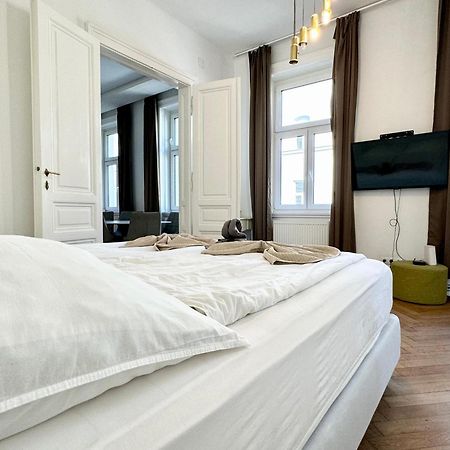 Premium Apartment Located At The Famous Vienna Kutschkermarkt Bagian luar foto