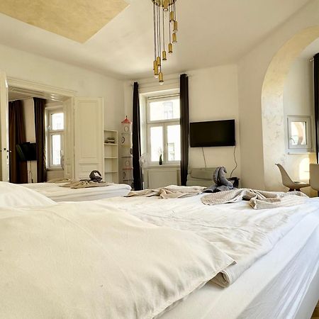 Premium Apartment Located At The Famous Vienna Kutschkermarkt Bagian luar foto
