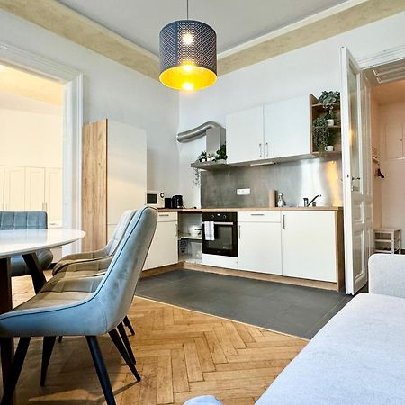 Premium Apartment Located At The Famous Vienna Kutschkermarkt Bagian luar foto