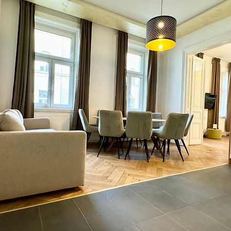 Premium Apartment Located At The Famous Vienna Kutschkermarkt Bagian luar foto