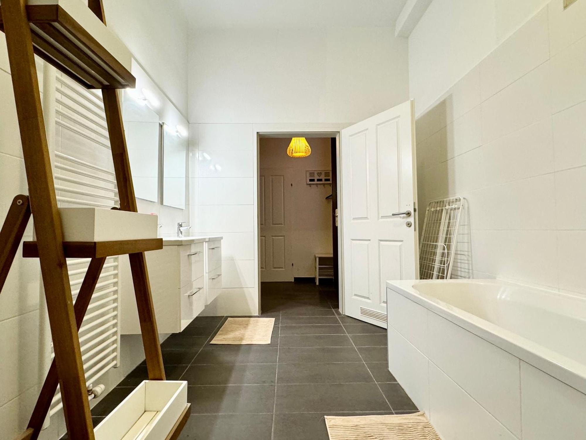 Premium Apartment Located At The Famous Vienna Kutschkermarkt Bagian luar foto