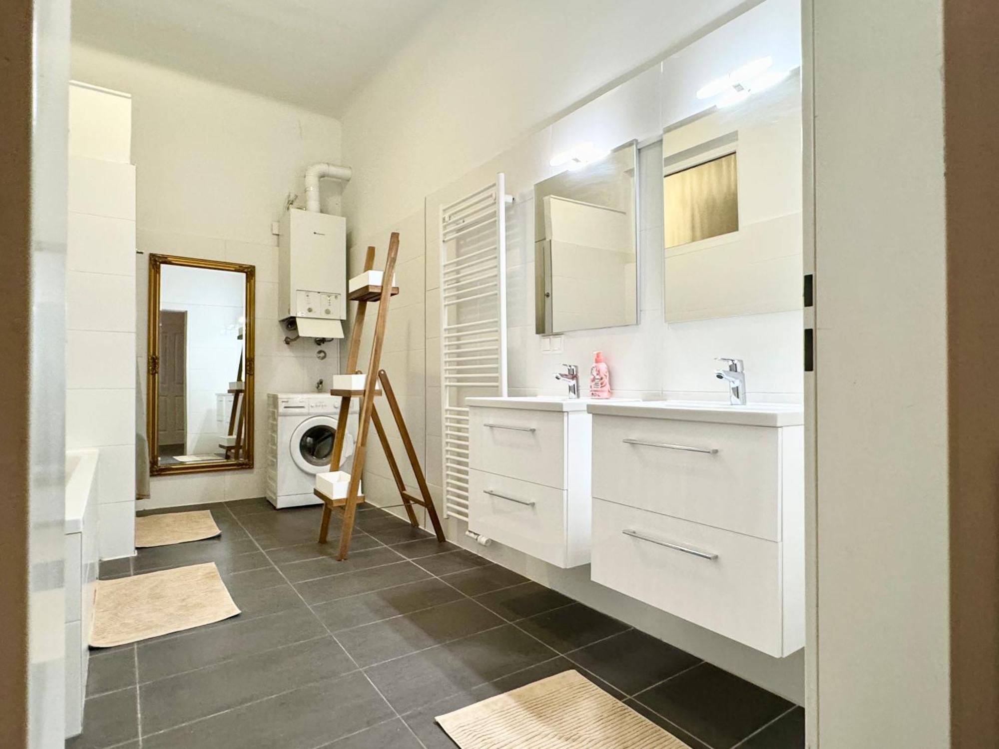 Premium Apartment Located At The Famous Vienna Kutschkermarkt Bagian luar foto