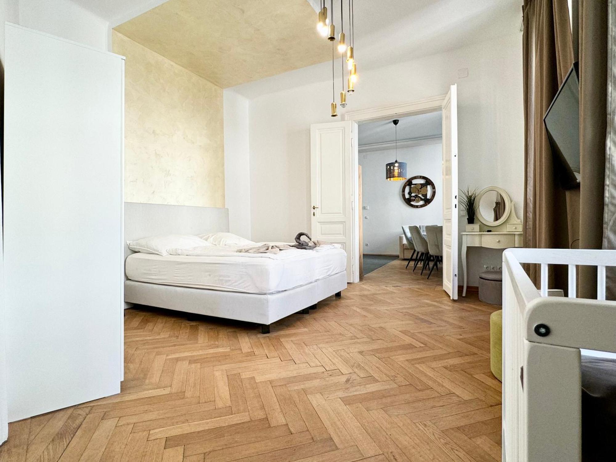 Premium Apartment Located At The Famous Vienna Kutschkermarkt Bagian luar foto