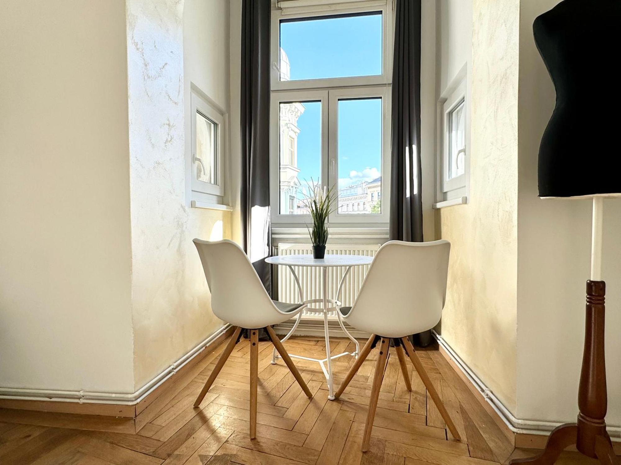 Premium Apartment Located At The Famous Vienna Kutschkermarkt Bagian luar foto
