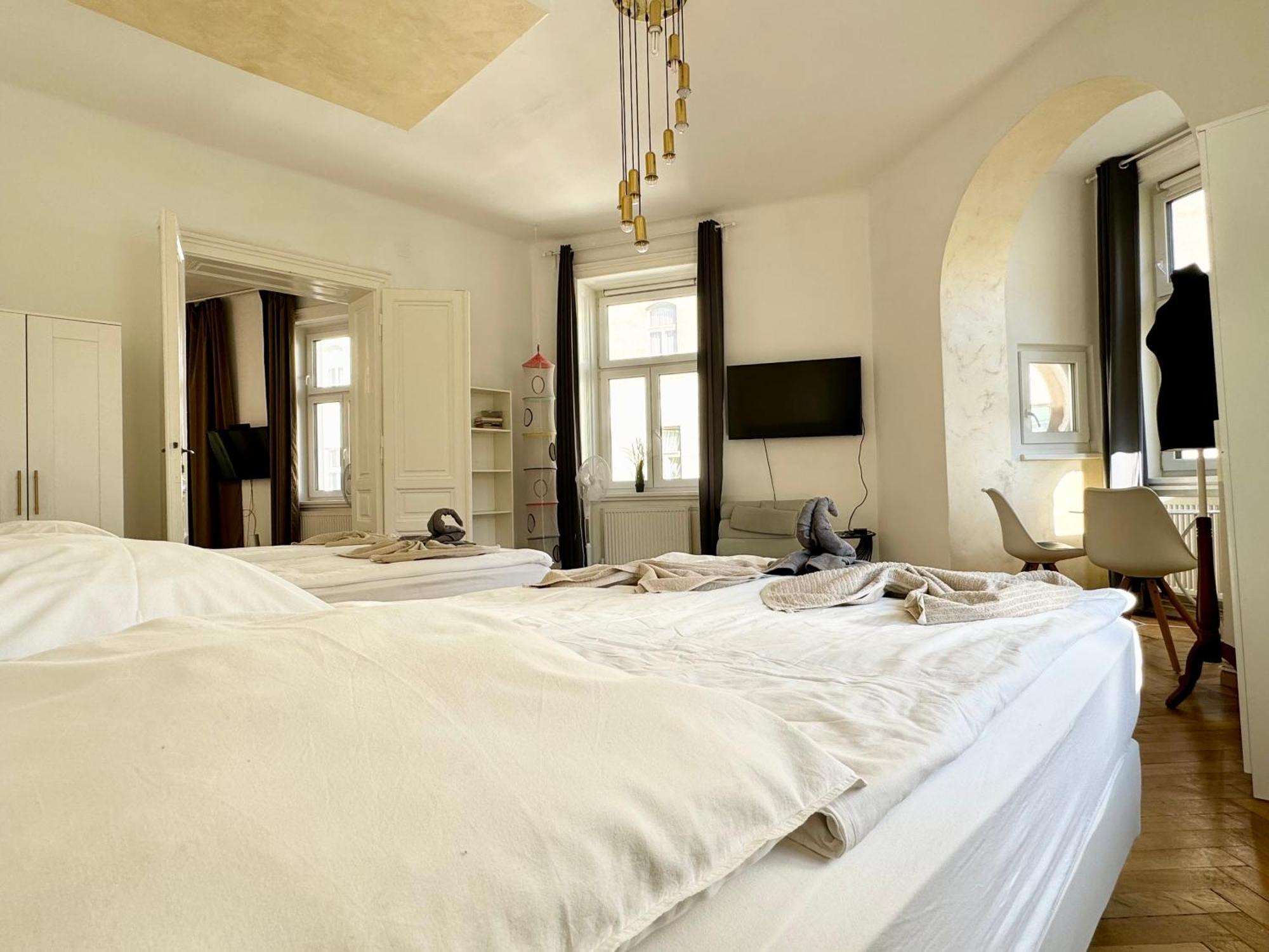 Premium Apartment Located At The Famous Vienna Kutschkermarkt Bagian luar foto