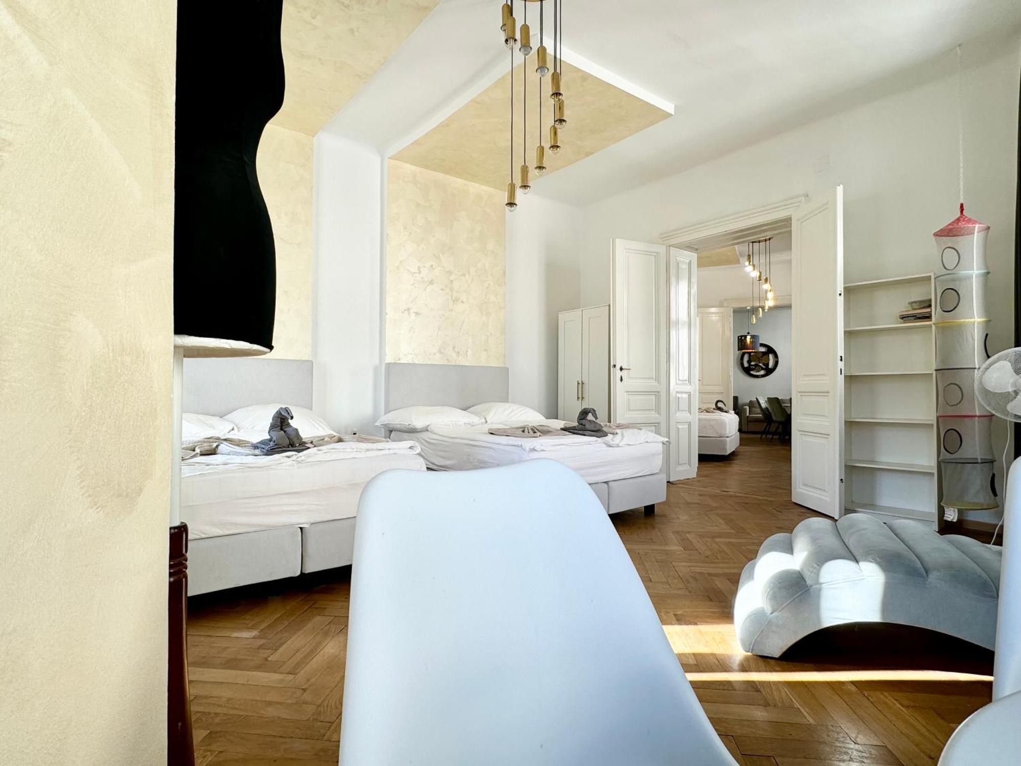 Premium Apartment Located At The Famous Vienna Kutschkermarkt Bagian luar foto