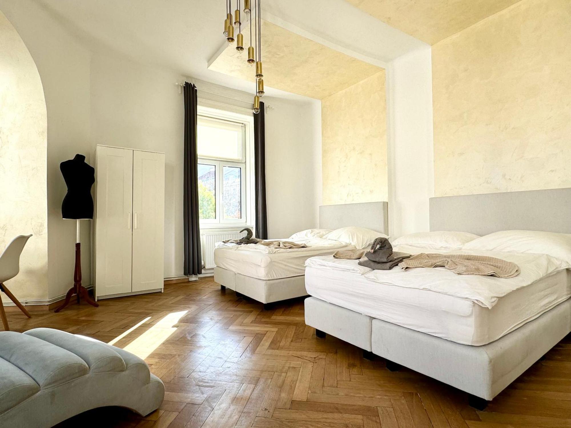 Premium Apartment Located At The Famous Vienna Kutschkermarkt Bagian luar foto