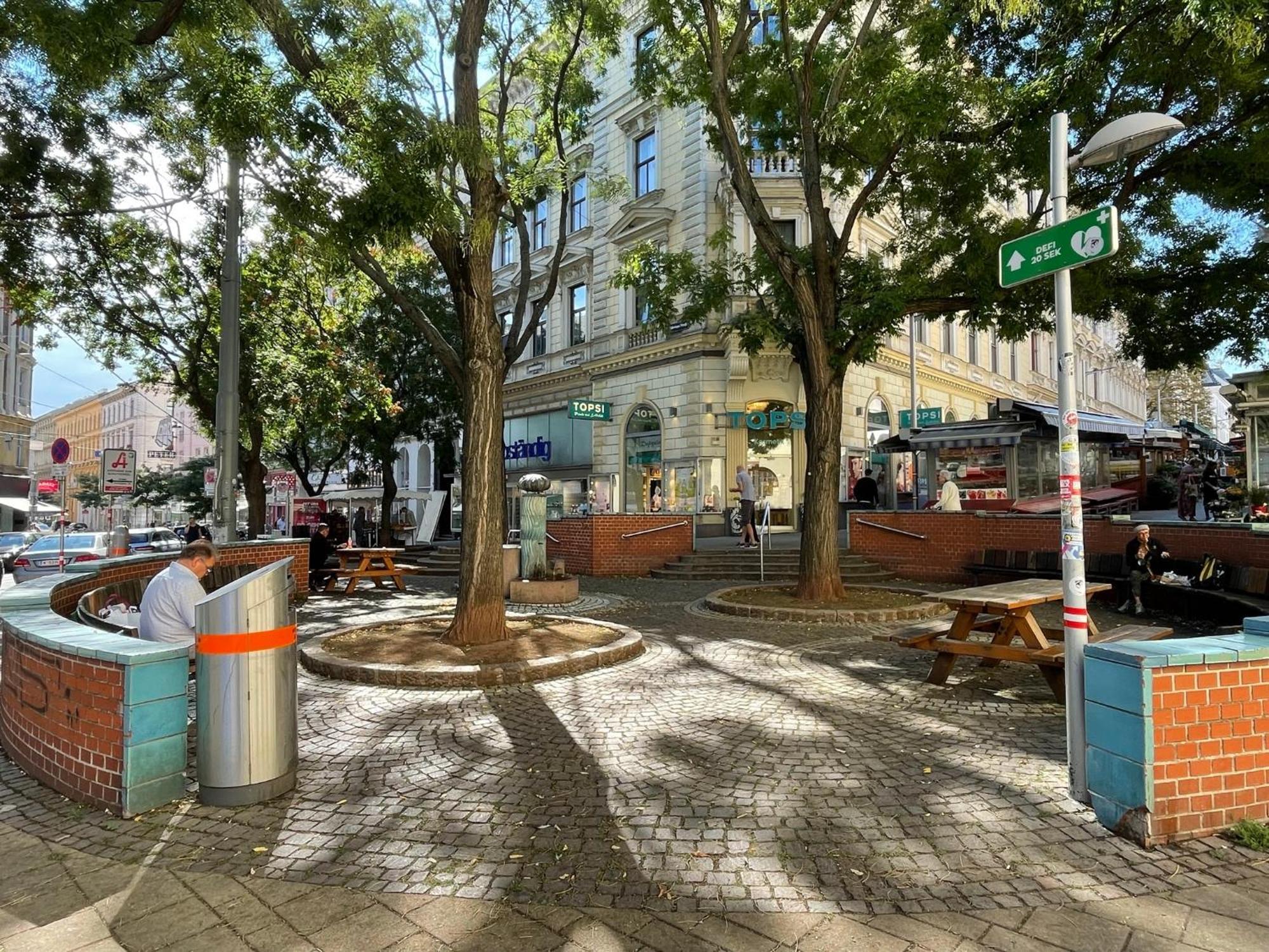 Premium Apartment Located At The Famous Vienna Kutschkermarkt Bagian luar foto