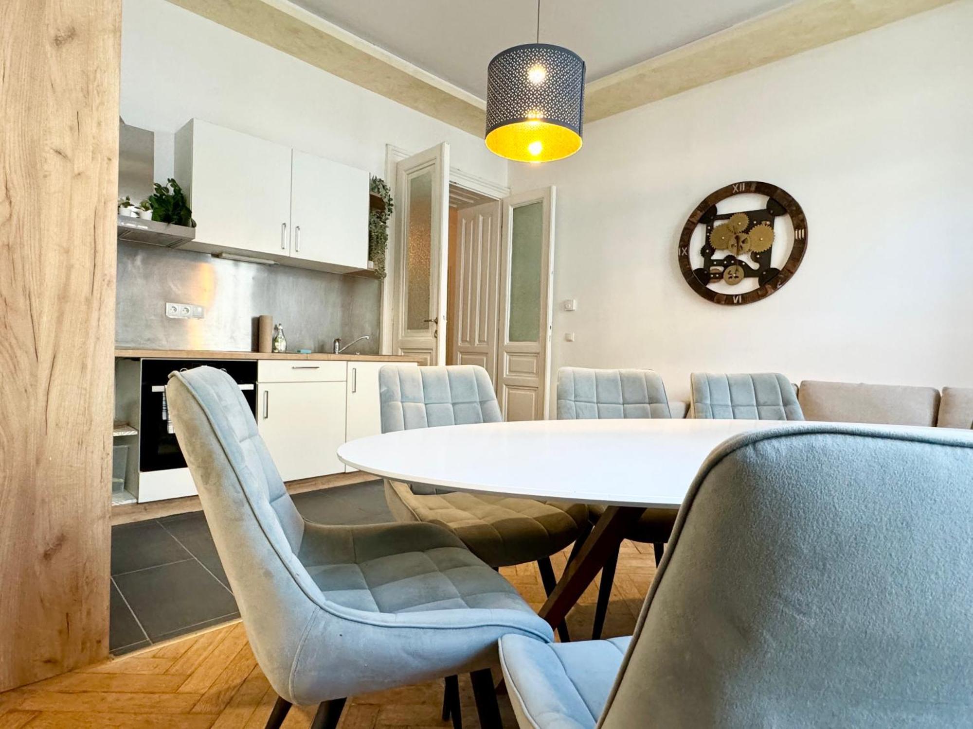Premium Apartment Located At The Famous Vienna Kutschkermarkt Bagian luar foto