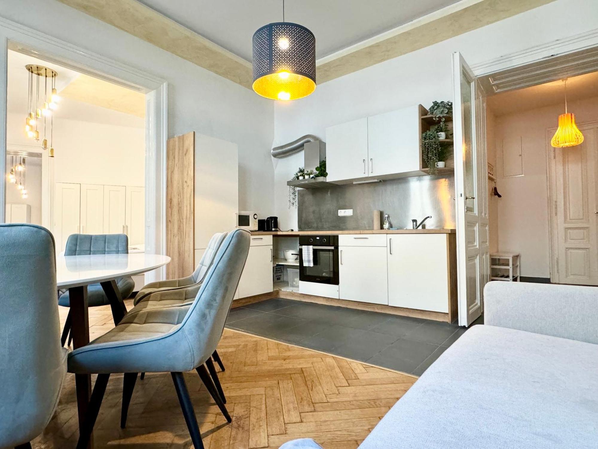 Premium Apartment Located At The Famous Vienna Kutschkermarkt Bagian luar foto